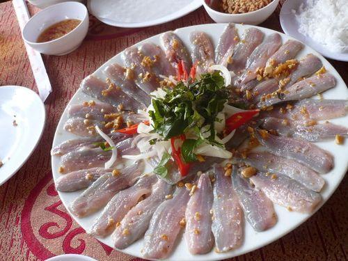 Ăn cá tái, sống là một trong những nguyên nhân phổ biến dẫn tới bệnh sán lá gan.