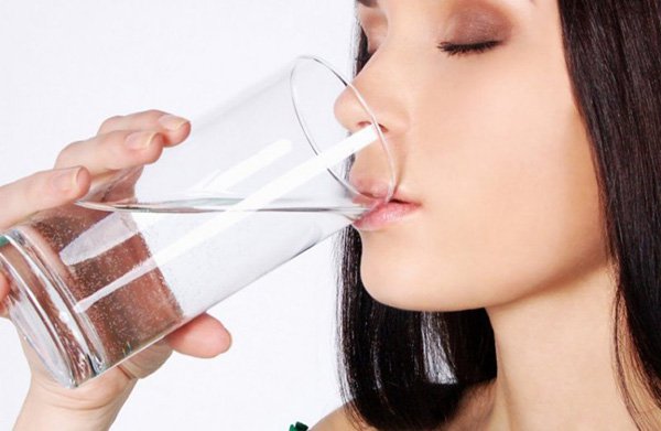Uống nước xong vẫn cảm thấy khô miệng