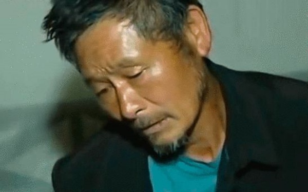 Người con trai thứ hai chọn cách không ra khỏi nhà, không hay biết gì về sự việc của mẹ