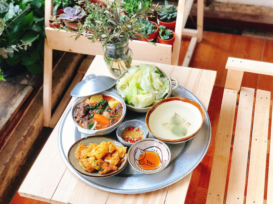 Trứng chiên, bắp cải luộc và bò hầm tiêu.