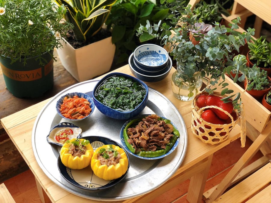 Bí hầm, canh rau ngót và thịt bò xào đậu. Thêm kim chi ăn kèm.