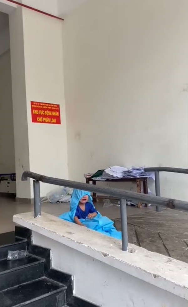 Em bé khóc chờ mẹ trong khu cách ly