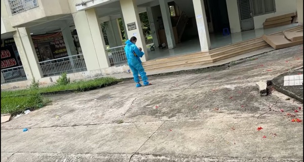 Người mẹ vừa sinh con xong thì phải đi cách ly