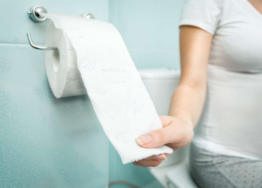 Chảy máu khi đại tiện là triệu chứng sớm và gây lo lắng nhất cho bệnh nhân mắc trĩ cấp