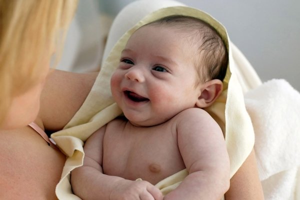 Bé thích bắt chuyện với người lớn dấu hiệu của sự thông minh