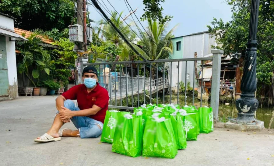 MC Quyền Linh đăng tải hình ảnh anh cùng đoàn cứu trợ của mình ghé đến những con hẻm trong TP. Hồ Chí Minh hỗ trợ bà con: “Hôm nay mình đi vào tận những con hẻm của Sài Gòn sâu hun hút… Càng đi càng thấy thương cho những hoàn cảnh đã khó nay lại càng khó hơn… Sài Gòn đã thấm mệt, không bao giờ ai có thể nghĩ rằng Sài Gòn bệnh nặng như thế… Thương Sài Gòn đứt ruột đứt gan”. Cách làm của Quyền Linh cho thấy anh rất tinh tế trong việc trao tặng quà, chịu khó đi từng hẻm sâu vì hiểu được những người dân cuối hẻm thường sẽ thiệt thòi hơn.