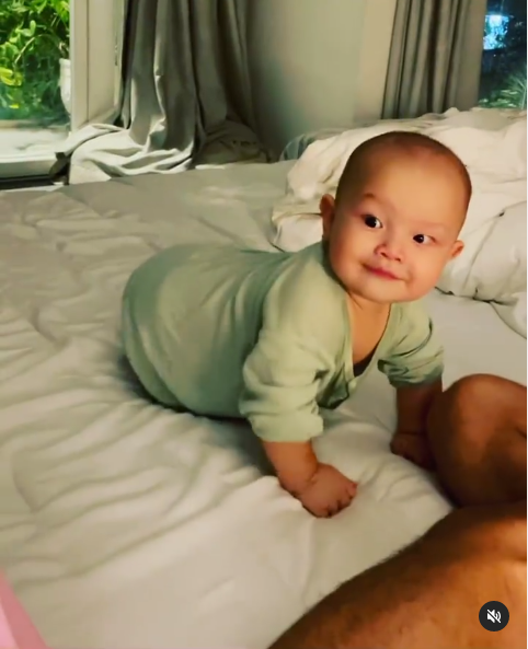 Leon không muốn đi ngủ đúng giờ nên đã 