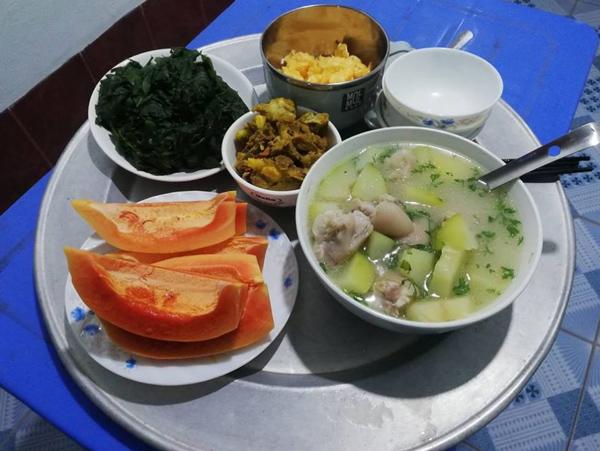 Mâm cơm cữ của người chồng trẻ nhận nhiều lời khen chê