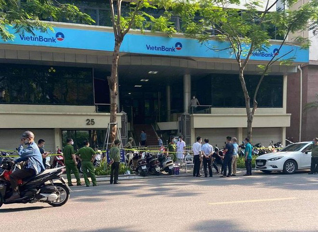 Ngân hàng nơi nhân viên mắc Covid-19 làm việc bị phong toả (Ảnh: VTV)