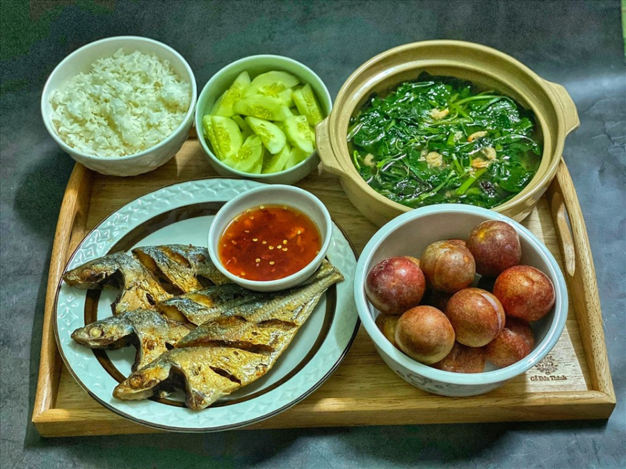 Cá chiên, canh rau, dưa chuột, trái cây tráng miệng.
