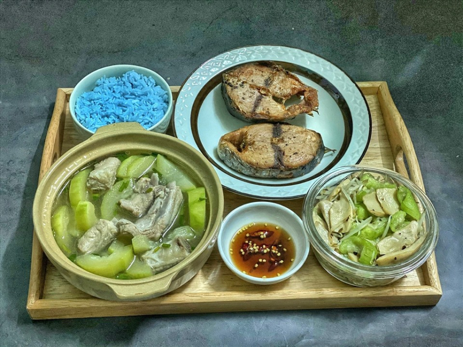 Cá ngừ chiên, canh bí đao hầm xương, nấm đùi gà xào mướp, giá, cơm hoa đậu biếc.