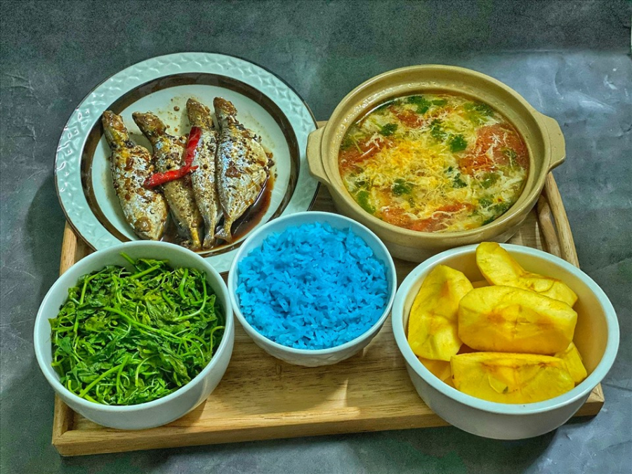 Cá kho, đọt nhãn lồng luộc, canh cà chua trứng, trái cây tráng miệng.