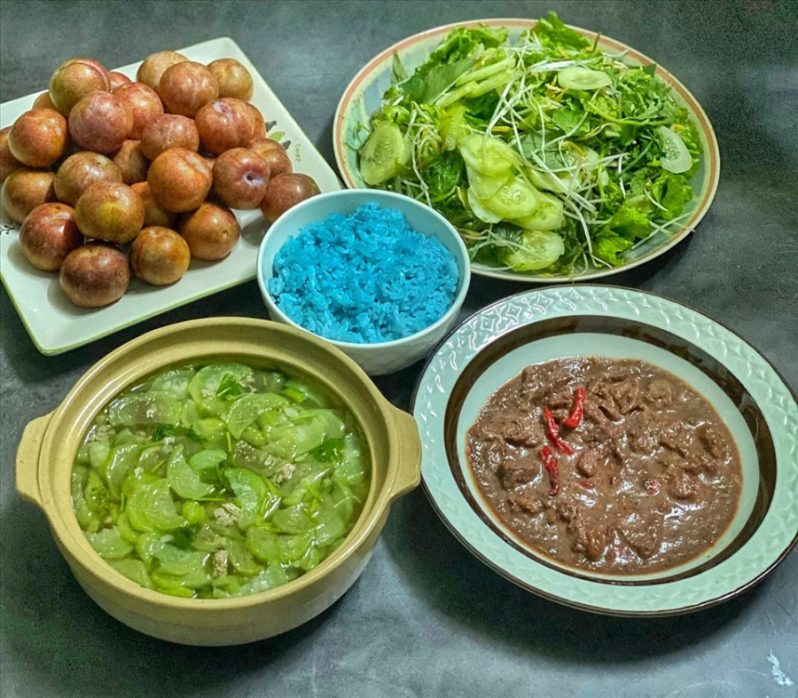 Thịt kho mắm ruốc, rau sống, dưa leo ăn kèm mắm ruốc, canh mướp thịt bằm, trái cây tráng miệng