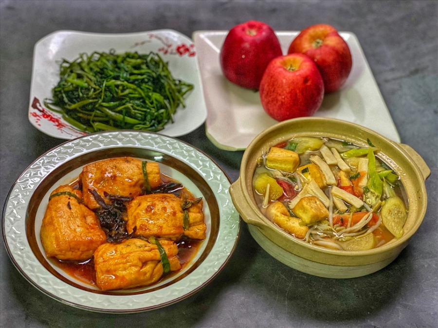 Đậu hũ bao bố, canh chua chay, rau muống xào, trái cây tráng miệng