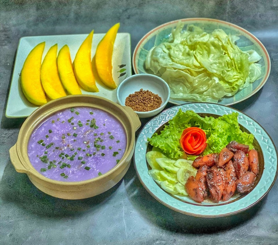 Mực rim mặn ngọt, canh khoai mỡ thịt bằm, bắp cải luộc, trái cây tráng miệng.