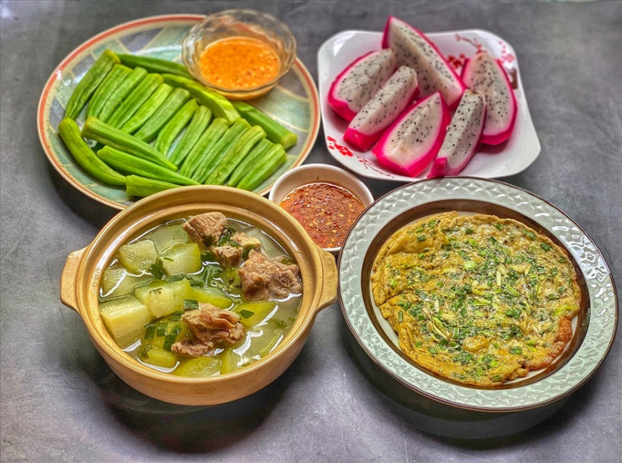 Trứng chiên, canh bí hầm xương, đậu bắp luộc chấm chao, trái cây tráng miệng.