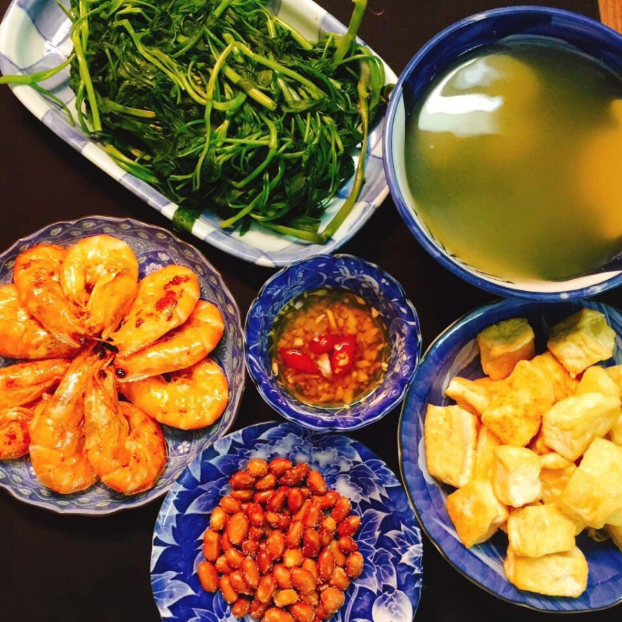 Tôm rim, đậu rán, lạc rang, rau muống luộc chấm mắm tỏi ớt.