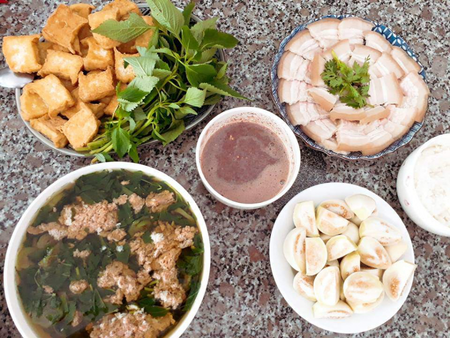 Canh cua, đậu rán, thịt luộc, cà muối, rau sống.