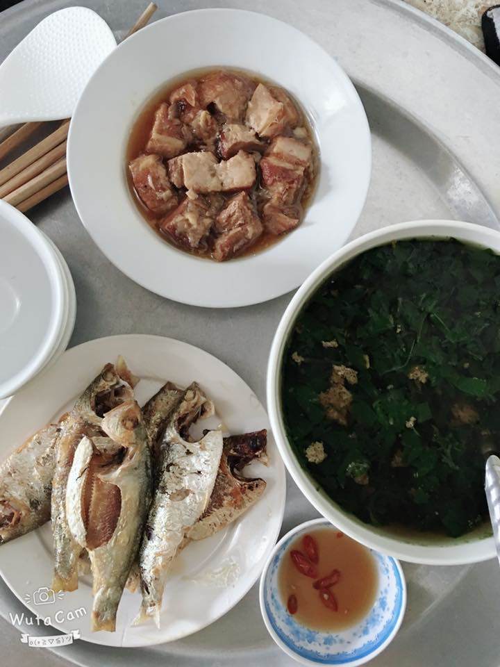 Thịt kho, cá rán, canh rau.