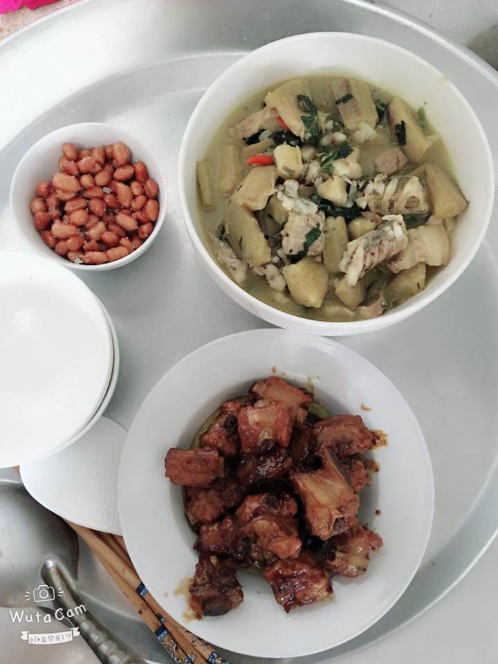 Canh chuối, sườn rim, lạc rang.
