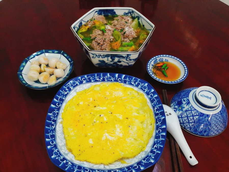 Canh cua, trứng rán, cà muối.