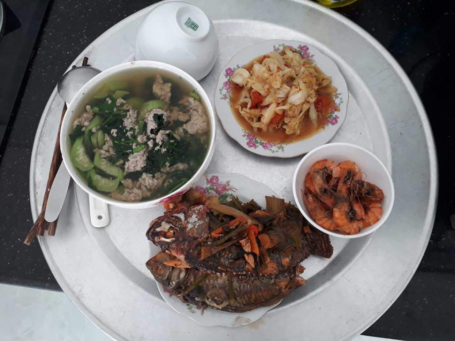 Canh cua, tôm rang, cá kho, rau xào.