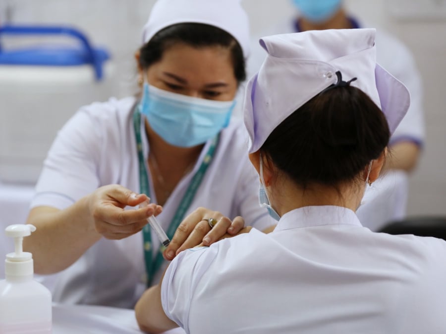 Theo quy định của Bộ Y tế, những người có tiền sử dị ứng vẫn có thể tiêm vắc-xin Covid-19. (Ảnh minh họa)