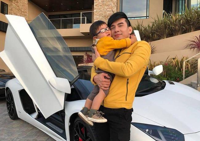 Thiên Từ được bố mẹ thành lập công ty riêng, có kênh YouTube và tham gia nhiều hoạt động quảng cáo.