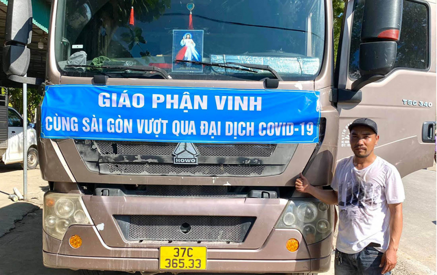 Người dân miền Trung ủng hộ thực phẩm cho bà con phía Nam (Ảnh: Vietnamnet)
