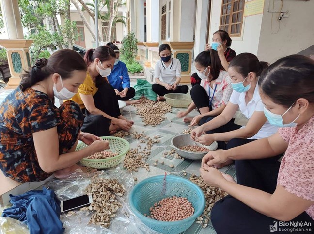 Hội chị em làm đồ khô gửi người dân TP.HCM (Ảnh: Báo Nghệ An)