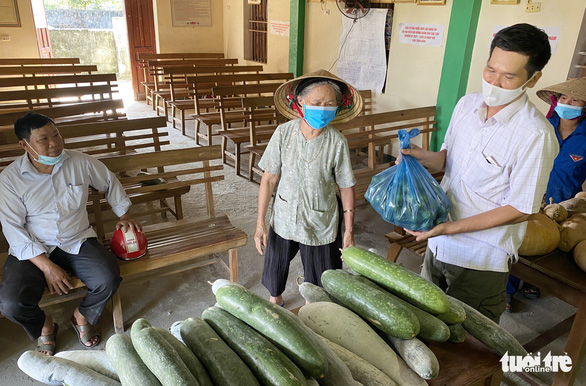 Đồng bào khắp mọi nơi hướng về miền Nam (Ảnh: Tuổi trẻ)