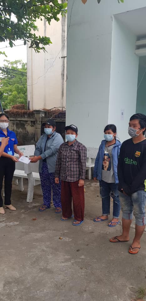 Biết được hoàn cảnh của 4 mẹ con, các nhà hảo tâm đã tìm đến giúp đỡ (Ảnh: FB Tuổi Trẻ Công an Ninh Phước)
