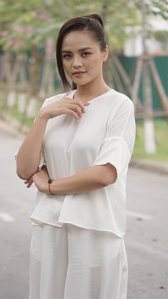 Với vai diễn Khánh Thy trong Hương vị tình thân, cộng đồng mạng bất ngờ chê bai và tỏ vẻ khó chịu với Thu Quỳnh. Trước những phản ứng của khán giả, cô đều tỏ ra rất ôn tồn, thậm chí còn thoải mái đáp lại với thái độ vui vẻ, cô chấp nhận những nhận xét không mấy ngọt ngào cho các vai diễn của mình. Ngay cả khi nhận được lời bình luận gay gắt: 