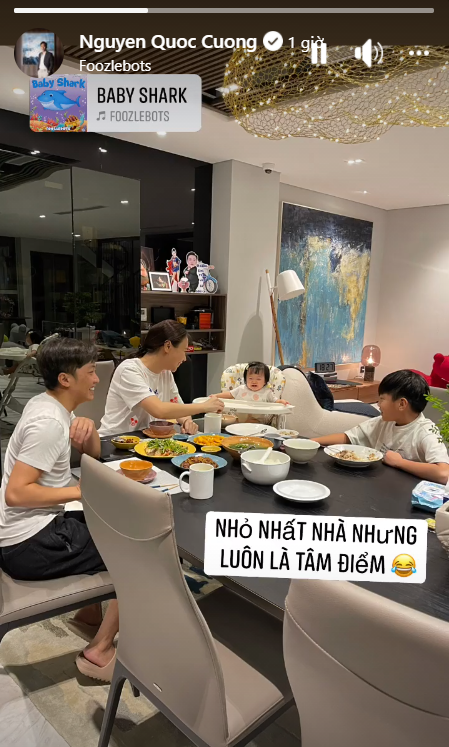 Cường Đô La đã cập nhật lên story hình ảnh ăn tối của Shbet111 slot, casino, thể thao, xổ số 4 người. Cảnh tượng mà bất cứ ai nhìn vào cũng cảm thấy rất đầm ấm và hạnh phúc. Nhân vật chính như mọi lần vẫn là bé Suchin. Cả bố mẹ và anh hai Subeo đều hướng ánh nhìn đến cô bé với đầy sự quan tâm. Tuy nhiên, không biết Suchin đang khó chịu điều gì mà gương mặt như đang khóc la lên.