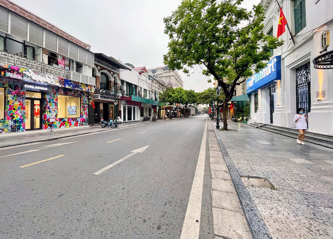 Phố Tràng Tiền (quận Hoàn Kiếm) vắng người đi lại khi thành phố thực hiện công điện số 15 ngày 18/7. Ảnh: VnEpxress