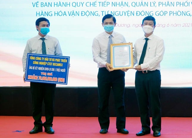 Bình Dương tiếp nhận ủng hộ quỹ phòng, chống dịch Covid-19 (Ảnh: Tiền Phong)  