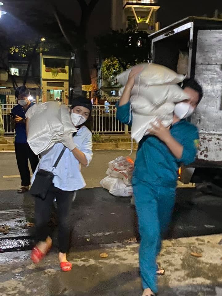 Phương Thanh đăng ảnh vác trên vai bao gạo lớn, cùng đội dân quân tự vệ vận chuyển nhu yếu phẩm cho bà con. Phương Thanh viết: 