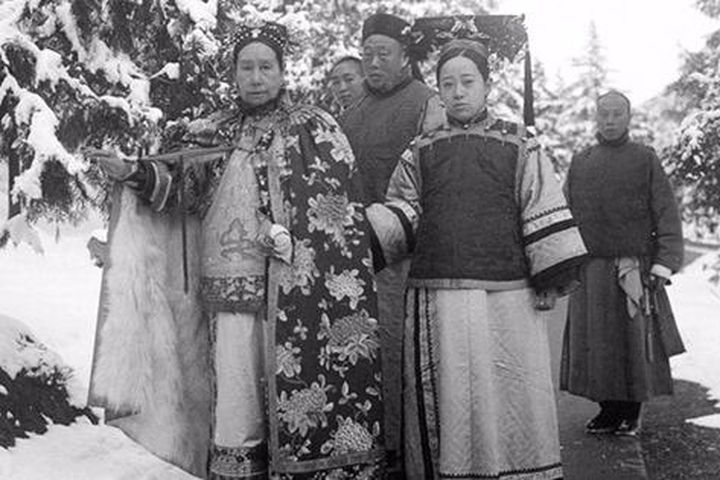 Từ Hi Thái hậu là một người phụ nữ coi quyền lực còn quan trọng hơn cả mạng sống, bà không cho phép bất cứ ai xâm phạm đến quyền lực của bản thân, cho dù người đó có là Hoàng đế đi chăng nữa.    