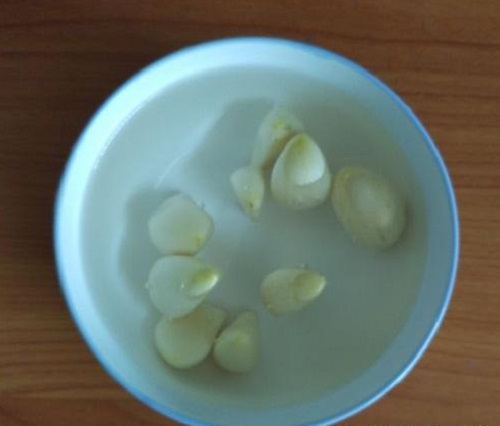 Ngâm tỏi trong nước qua đêm.