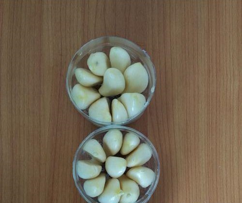 Xếp tỏi vào phần chai nhựa đã chuẩn bị