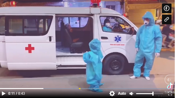 Bé gái một mình đi cách ly
