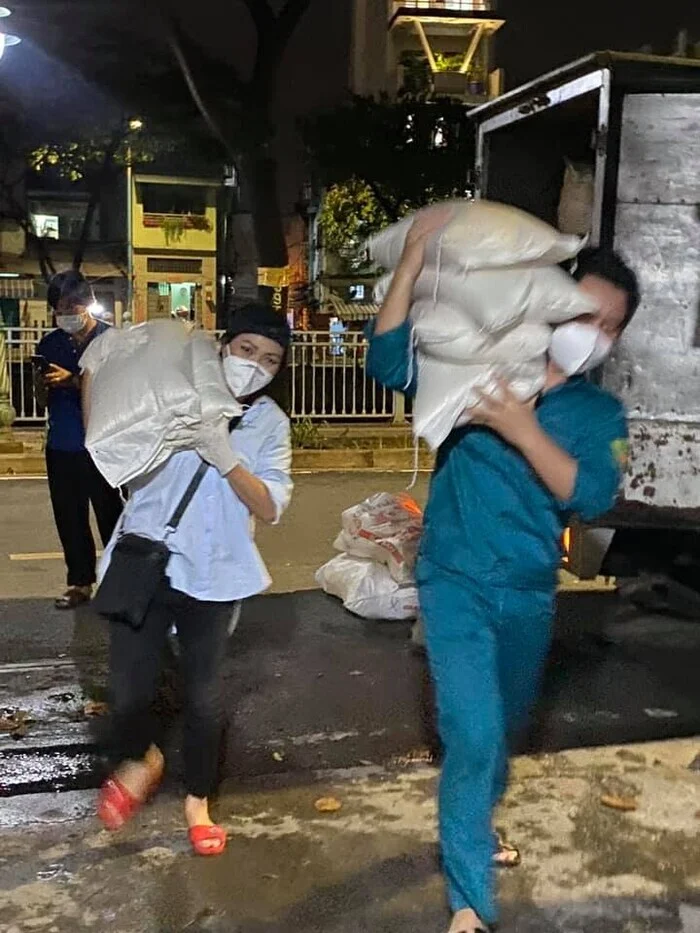 Phương Thanh bất ngờ khoe đã được Hội Y tế công cộng TP HCM - Chi hội Nhịp cầu yêu thương cấp giấy trở thành cán bộ biên chế với vai trò là Phó trưởng ban chỉ đạo, phụ trách hậu cần và phân phối hàng cứu trợ. Suốt gần 1 tháng quá, Phương Thanh không chỉ phụ trách các công việc như phân luồng, điều chuyển người dân lấy mẫu xét nghiệm, tiêm vắc-xin mà nữ ca sĩ còn kiêm luôn cả công việc khuân vác hàng hóa.