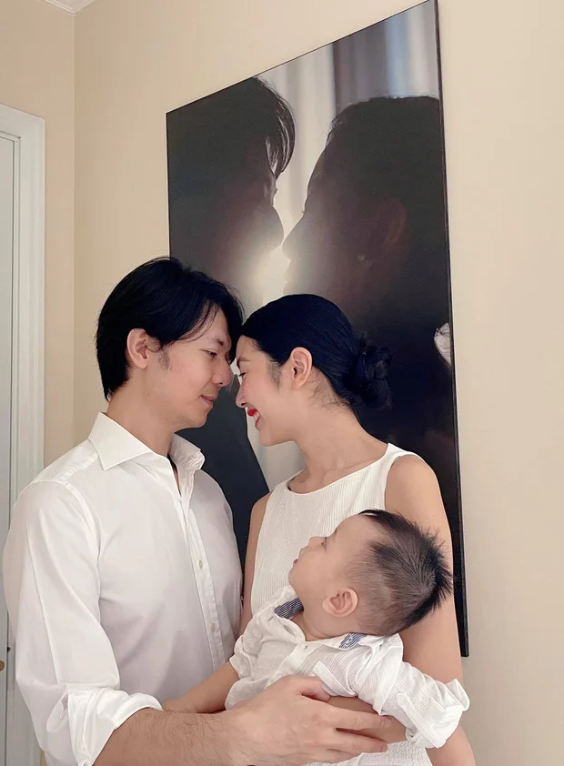 Kỉ niệm 1 năm ngày cưới, á hậu Thúy Vân xúc động bày tỏ niềm hạnh phúc bên Shbet111 slot, casino, thể thao, xổ số nhỏ. Cô cho biết lợi ích lớn nhất của việc kết hôn là có 1 người bạn đồng hành, san sẻ cùng nhau từ công việc đến Shbet16 chơi game trực tuyến. Hiện tại, Thuý Vân vẫn hoạt động showbiz song song với việc chăm sóc Shbet111 slot, casino, thể thao, xổ số nhỏ, Nhật Vũ thường xuyên tháp tùng vợ trong các sự kiện.