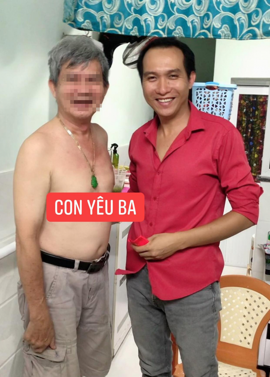 Anh Đạt chụp ảnh cùng ba vào ngày sinh nhật