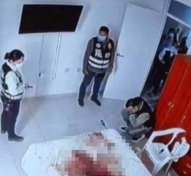 Nhiều người đồn đoán rằng người phụ nữ này đã ngoại tình và bị chồng bắt quả tang nên mới phải nhận kết cục đau đớn như vậy.