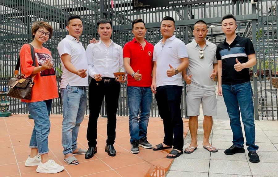 Với anh Bảo Hưng (áo trắng, đứng thứ 3 từ trái sang), chơi lan là thú vui tao nhã mỗi khi rảnh rỗi.