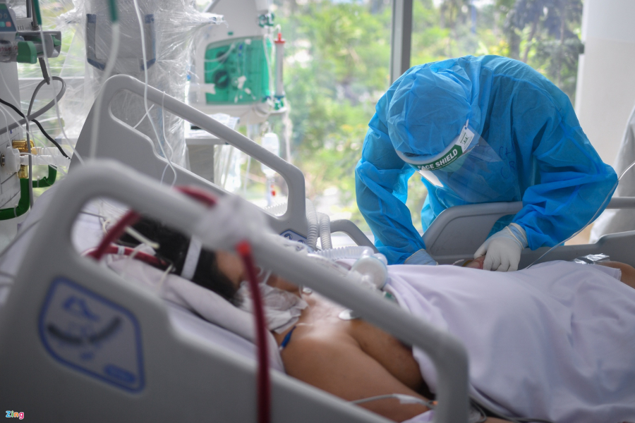 Sự sống của sản phụ và hai thai nhi đang phụ thuộc vào máy móc. Ảnh: Zing.