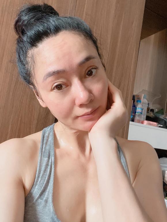 Cùng với lời đáp trả, diễn viên Quách Thu Phương khoe luôn mặt mộc của mình.