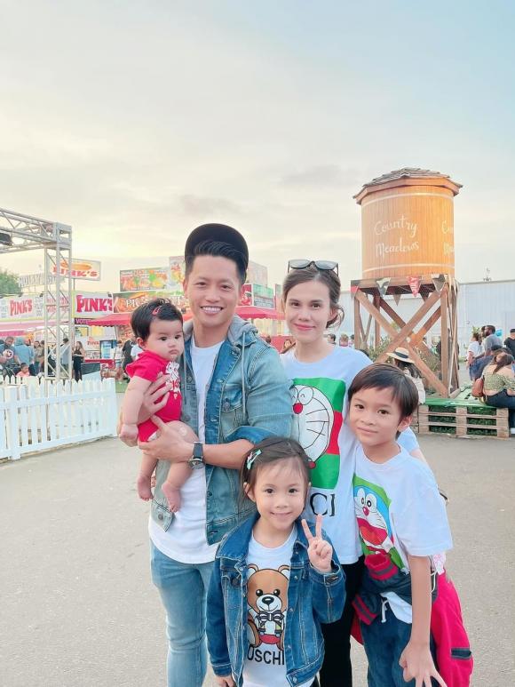 Bé Jacky Minh Trí bên mẹ ruột, dượng và 2 em gái.