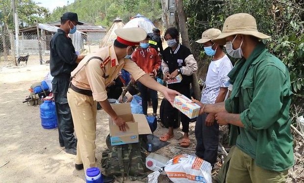Những lực lượng công an tại chốt kiểm dịch hỗ trợ phương tiện đưa đoàn người về nhà